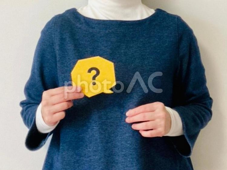 はてなマークを持つ女性（デニムトップス） なんで,なぜ,どうしての写真素材