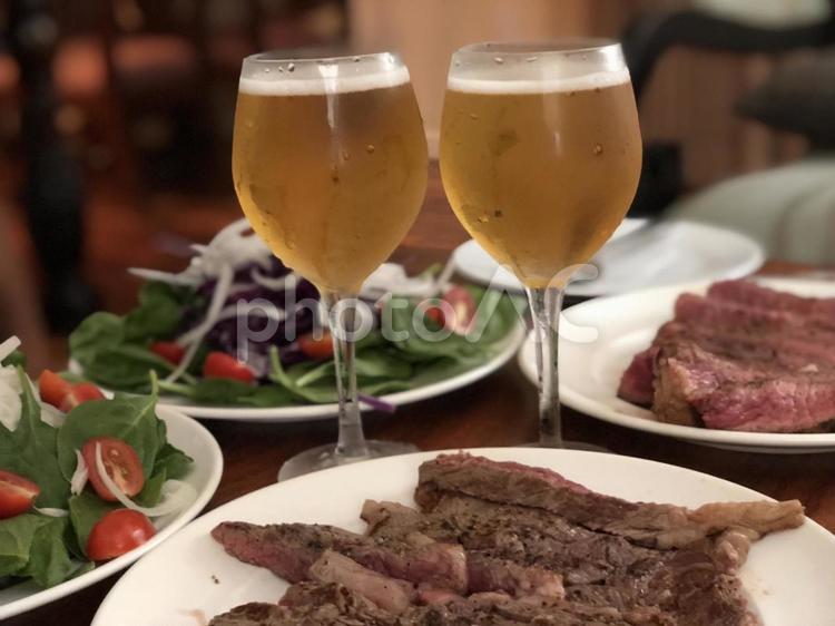 乾杯 食事,お酒,肉の写真素材