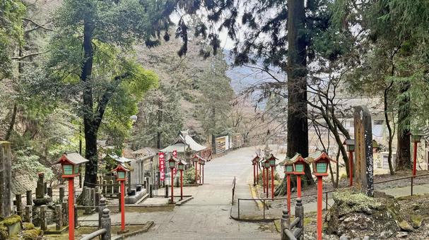 坂東33観音 17番 満願寺 境内の風景 坂東33観音 17番 満願寺 境内の風景 満願寺,出流山,灯籠の写真素材