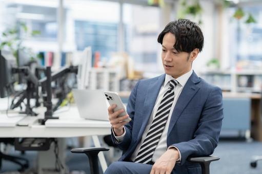 オフィスで仕事をする若いビジネスマン オフィスで仕事をする若いビジネスマン ビジネス,ビジネスマン,エンジニアの写真素材