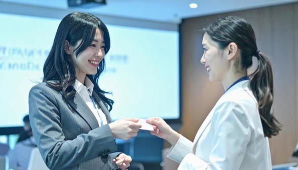 挨拶と名刺交換をする女性ビジネスパーソン 挨拶と名刺交換をする女性ビジネスパーソンの写真