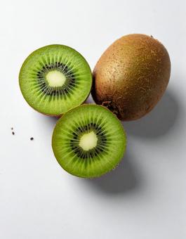 白い背景にキウイの写真