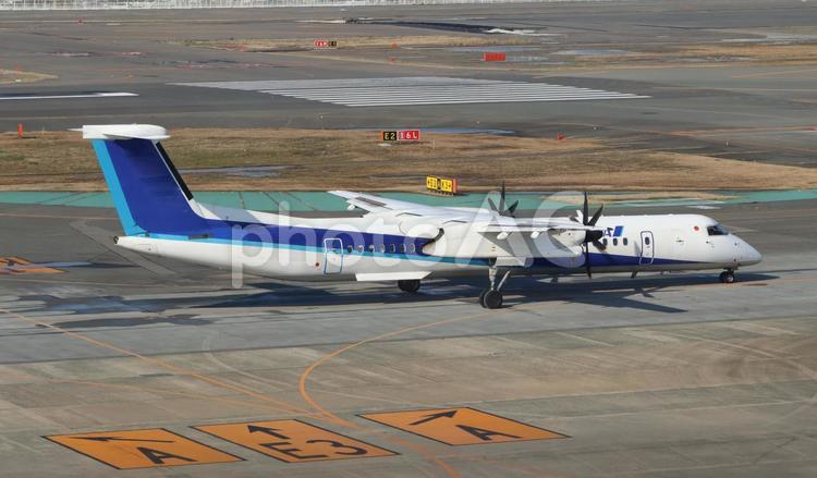福岡空港、昼の青空と飛行機 福岡空港,昼,飛行機の写真素材