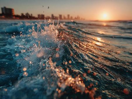 夕日が輝く海の波と水しぶき 夕日が輝く海の波と水しぶきの写真