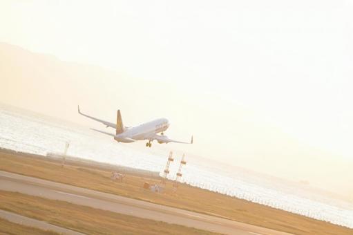 飛行機 夕焼けの飛行機,夕焼け,飛行機の写真素材