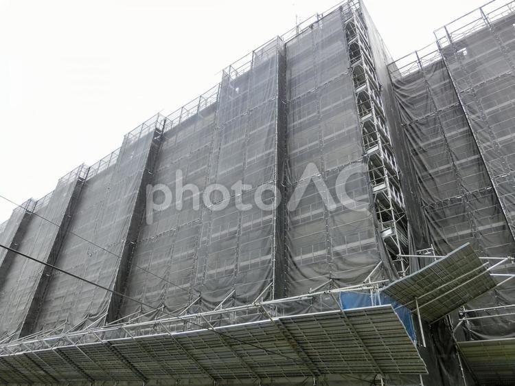 外装工事中の団地を見上げる 外装工事,工事,団地の写真素材