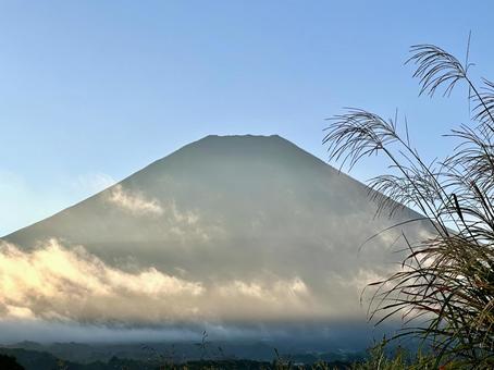 秋が近づく夏の終わりの富士山 秋が近づく夏の終わりの富士山の写真