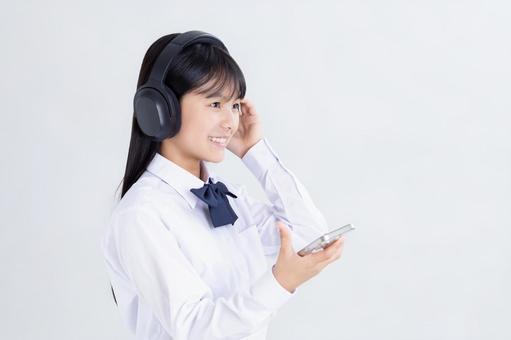 ヘッドフォンをする女の子 ヘッドフォンをする女の子 ヘッドフォン,女の子,音楽の写真素材