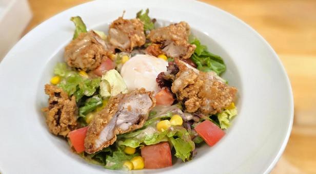 唐揚げと温玉の親子サラダ 唐揚げ,サラダ,レタスの写真素材