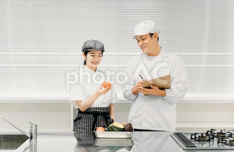 食品系の仕事をする男女（商品開発） 栄養士,食品工場,調理師の写真素材