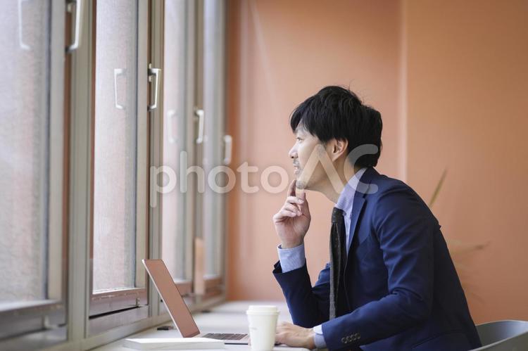 オレンジのオフィスとPCと男性 ビジネス,男性,仕事の写真素材