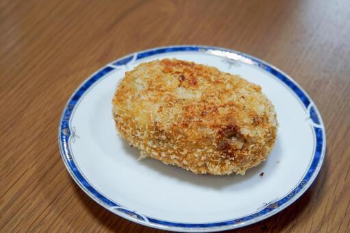 丸皿に置かれた揚げたての手作りコロッケ コロッケ,揚げ物,料理の写真素材