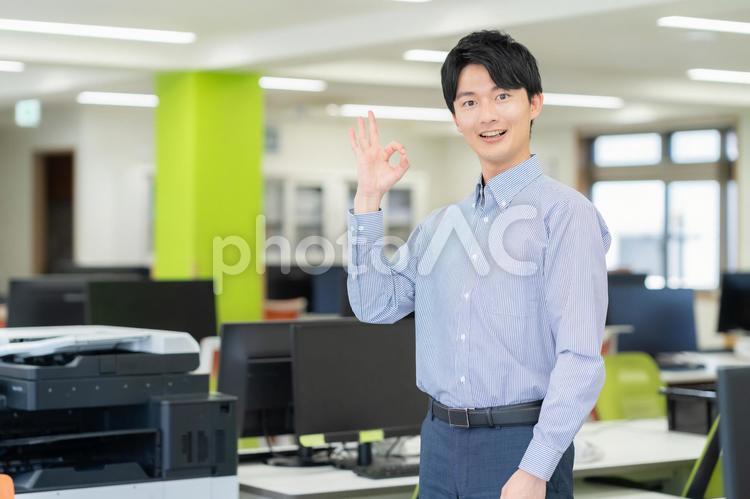 オフィスで働く男性エンジニア ビジネス,エンジニア,新入社員の写真素材