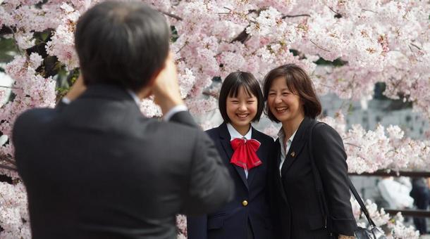 桜の下で笑顔の入学記念写真・成長の記録 桜の下で笑顔の入学記念写真・成長の記録の写真