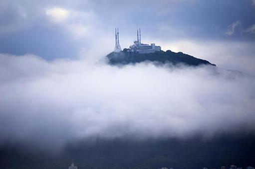 美しい雲海の函館山 美しい雲海の函館山の写真