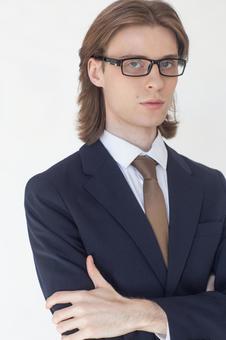 腕組みをするカメラ目線のスーツにメガネの男性 男性,外国人,欧米人の写真素材