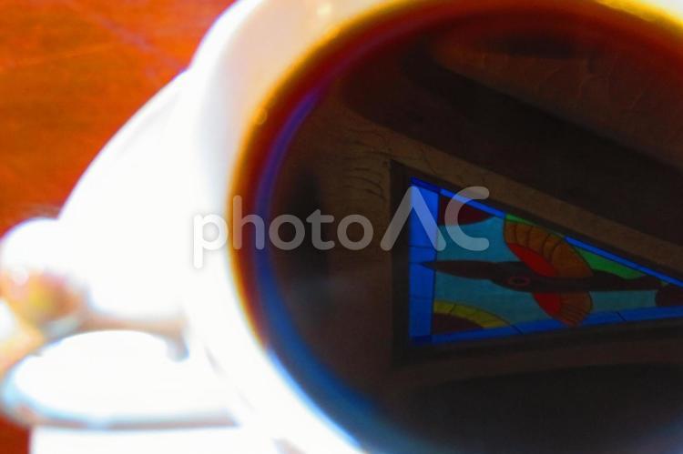 カフェの照明が映り込んだ食後のコーヒー 背景,コーヒー,照明が映り込んだの写真素材