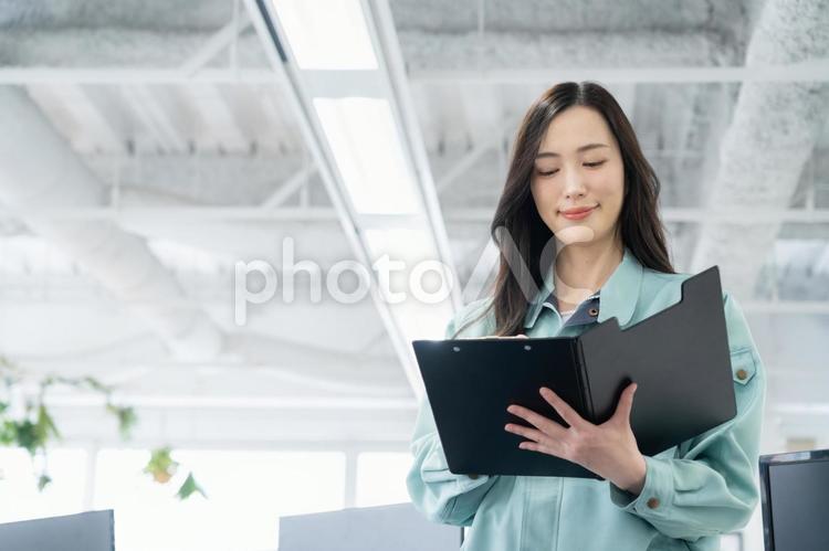 オフィスで仕事をする若い女性エンジニア エンジニア,設計士,ビジネスの写真素材