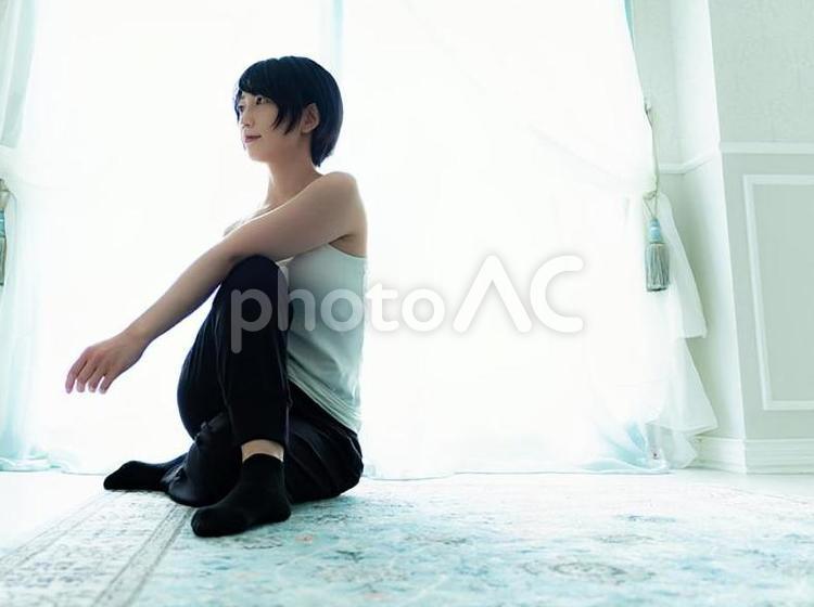 05：室内でヨガをする女性 女性,人物,日本人の写真素材