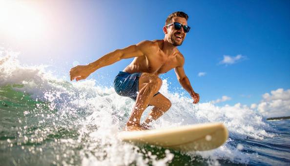 サーフィンをする男性の写真