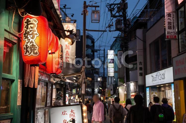 夕暮れ時の下北沢 下北沢,夕暮れ時,路地裏の写真素材