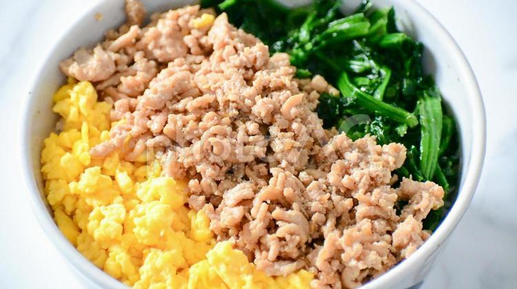 そぼろご飯　アップ 鶏そぼろ,そぼろ,たまごの写真素材