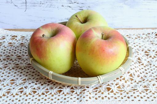 秋の味覚　林檎（名月） りんご,フルーツ,果物の写真素材