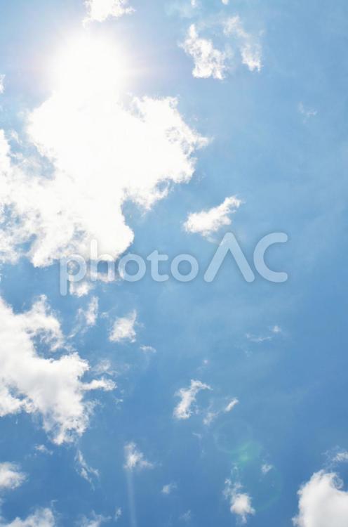 爽やかな水色の空_燦々の太陽と青空と雲_背景 空,太陽,青空の写真素材