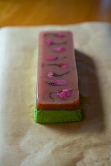 桜花びら飾りの抹茶スイーツ スイーツ,デザート,和菓子の写真素材