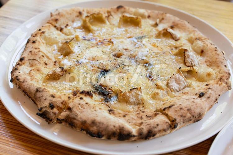 チーズのピザ　クアトロフォルマッジ ピザ,チーズ,クアトロフォルマッジの写真素材