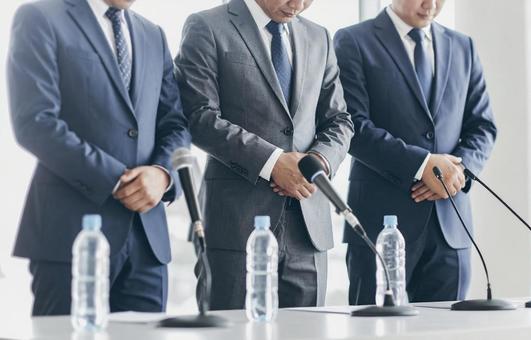 会見イメージ 3人のビジネスマン 会見イメージ 3人のビジネスマンの写真