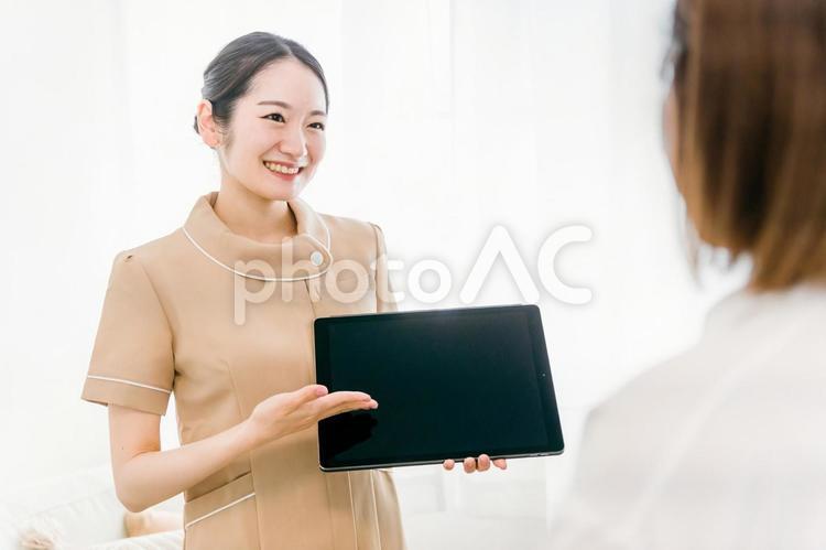 サロン・クリニックの受付（タブレット） 受付,エステサロン,ネイルサロンの写真素材