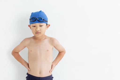 水着を着て下を俯く男の子 水着を着て下を俯く男の子 男の子,水着,白背景の写真素材