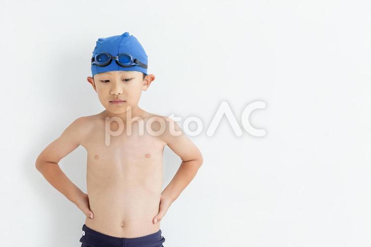 水着を着て下を俯く男の子 男の子,水着,白背景の写真素材