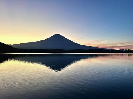4時29分の田貫湖と富士山 4時29分の田貫湖と富士山 富士山,田貫湖,湖の写真素材