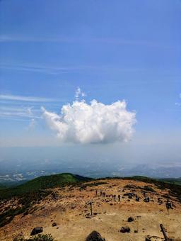 安達太良山山頂からの青い空＆白い雲の写真