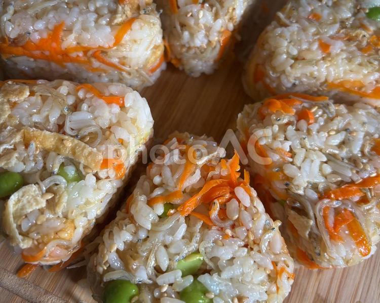 家庭の味・混ぜご飯おにぎりのアップ写真 おにぎり,混ぜご飯,和食の写真素材