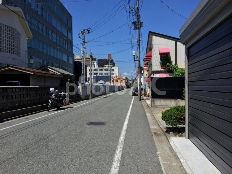県道28号路地、久保田城脇の古川堀端通り 古川堀端通り,路地,秋田の写真素材