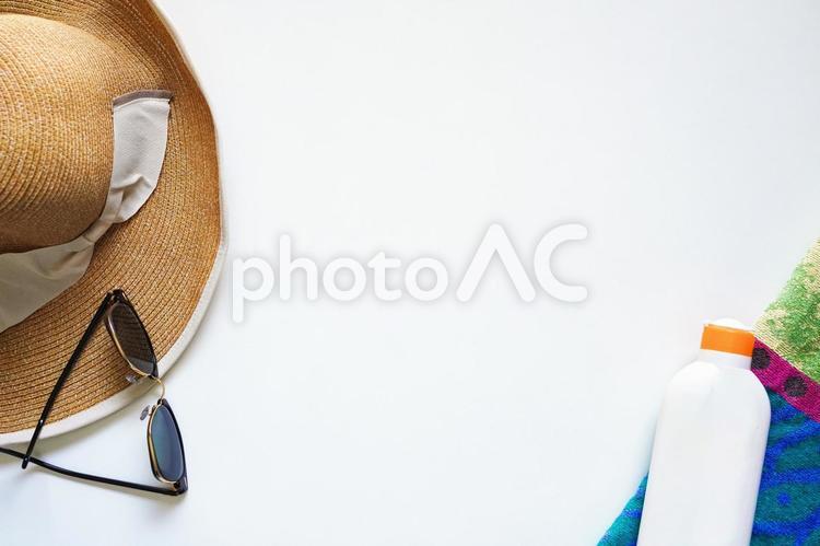 サマーバケーション、海水浴、夏のイメージ 夏,麦わら帽子,サングラスの写真素材
