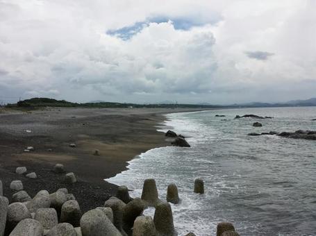曇り空の海岸と波打ち際 曇り空の海岸と波打ち際の写真