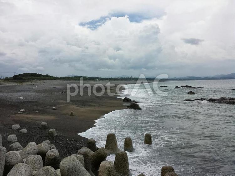 曇り空の海岸と波打ち際 海岸,波,防波ブロックの写真素材