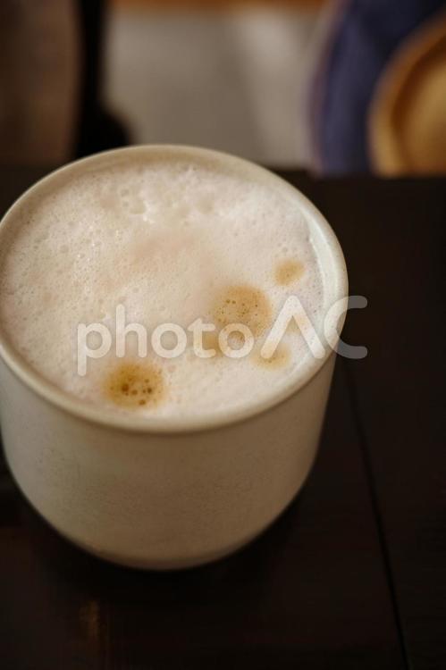 動物の足跡がついているホットのカフェラテ カフェラテ,足跡,猫の写真素材