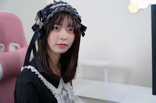 パソコンでゲームをする地雷系女子 パソコンでゲームをする地雷系女子 配信,女性,地雷系女子の写真素材