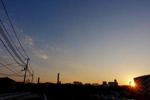 住宅街の夜明け～秋～335 朝日,日の出,早朝の写真素材