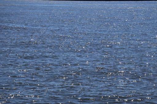 キラキラ光る青い海面の海 キラキラ光る青い海面の海の写真