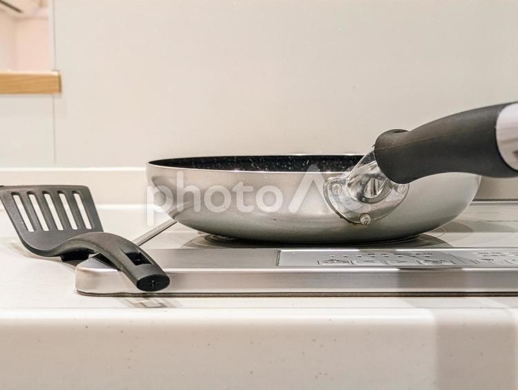 コンロに置いたフライパンとフライ返し フライパン,コンロ,ihの写真素材