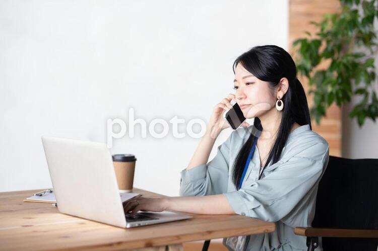 苦情・クレーム・トラブル・怒られる女性 苦情,トラブル,クレームの写真素材