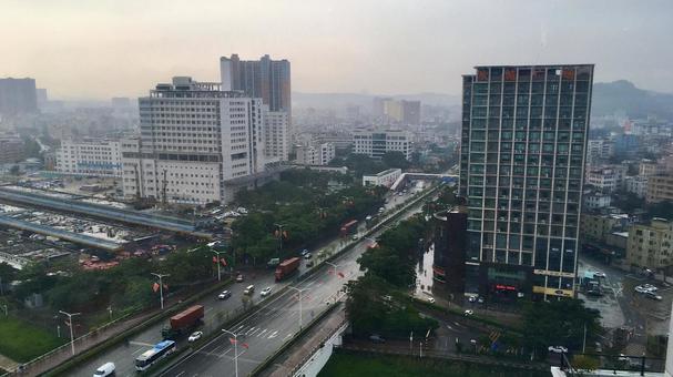 中国広東省深圳の雨の街並み 中国広東省深圳の雨の街並み 深圳,中国,道路の写真素材