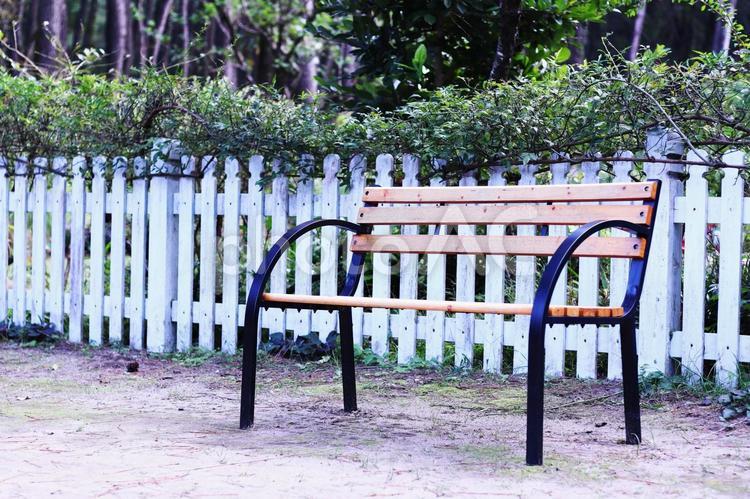公園のおしゃれな木製のベンチ 公園,ベンチ,屋外の写真素材