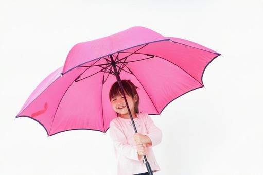 傘をさす子ども 成長,大きい,親子の写真素材